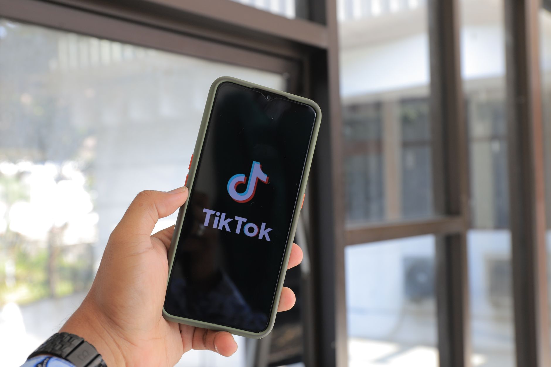 Case Study: Đối Phó Thuật Toán TikTok Thay Đổi