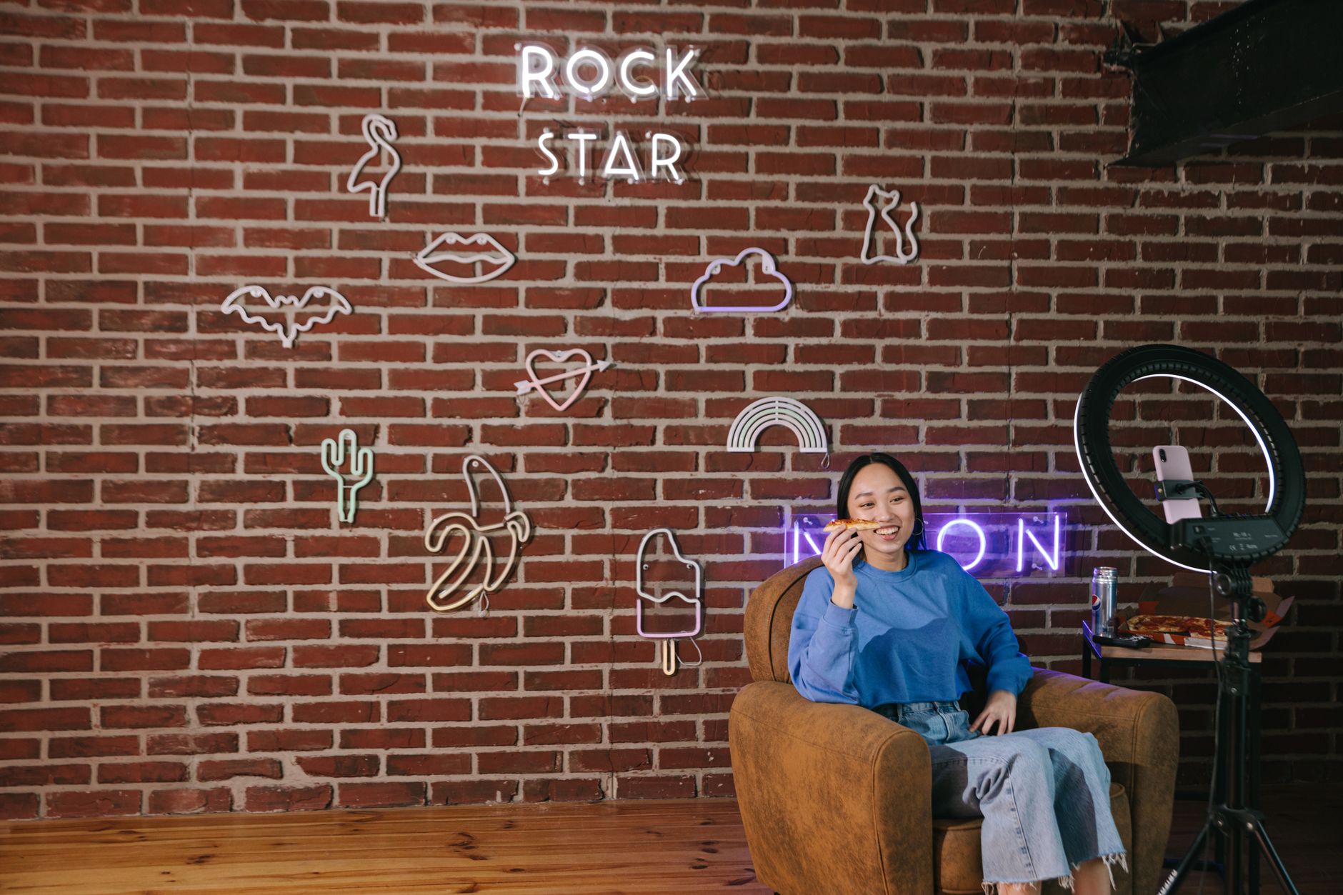 Checklist khi ký hợp đồng cho idol livestream - Đảm bảo thành công