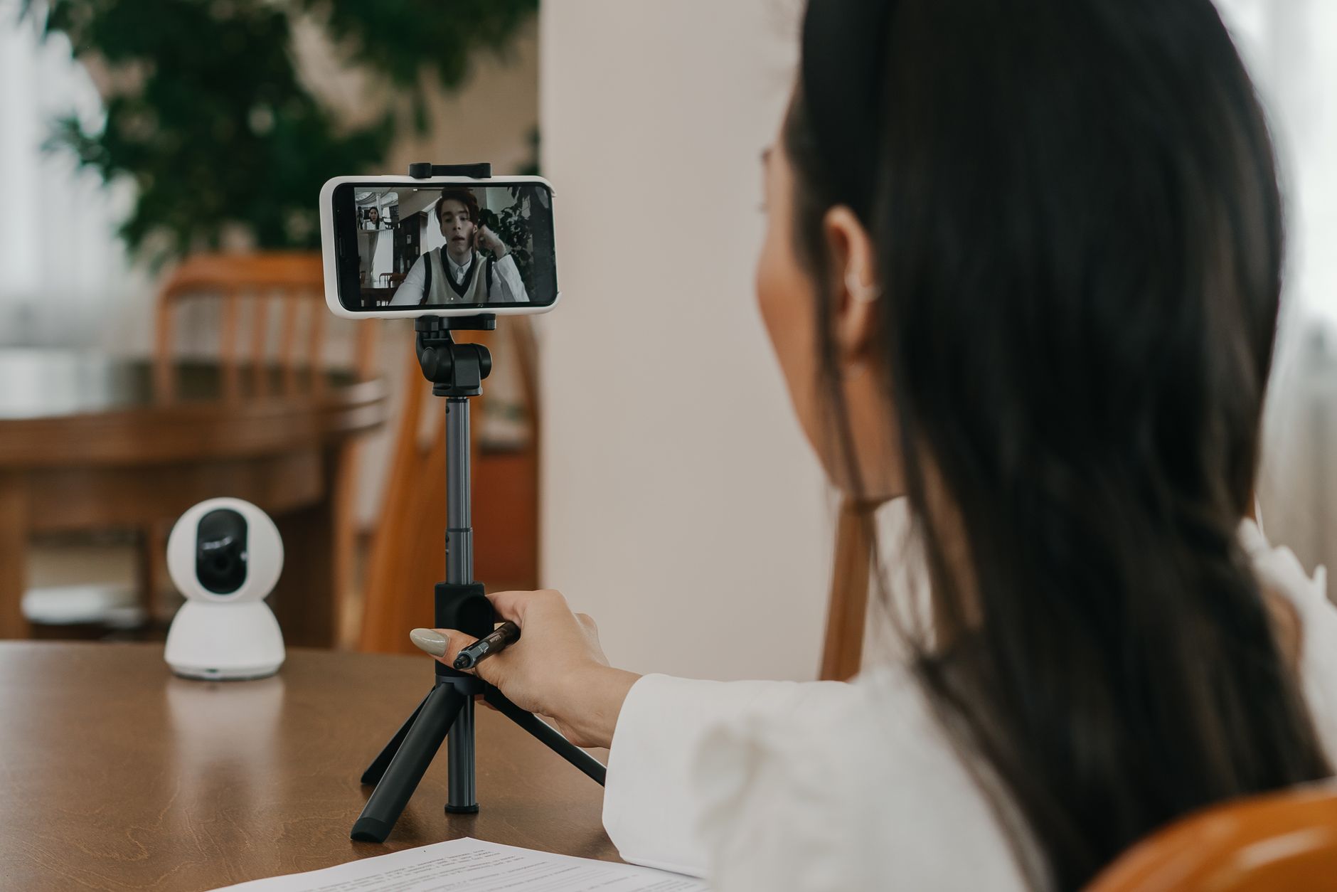 Hướng Dẫn Chọn Camera Livestream: Điện Thoại, Webcam Hay Mirrorless
