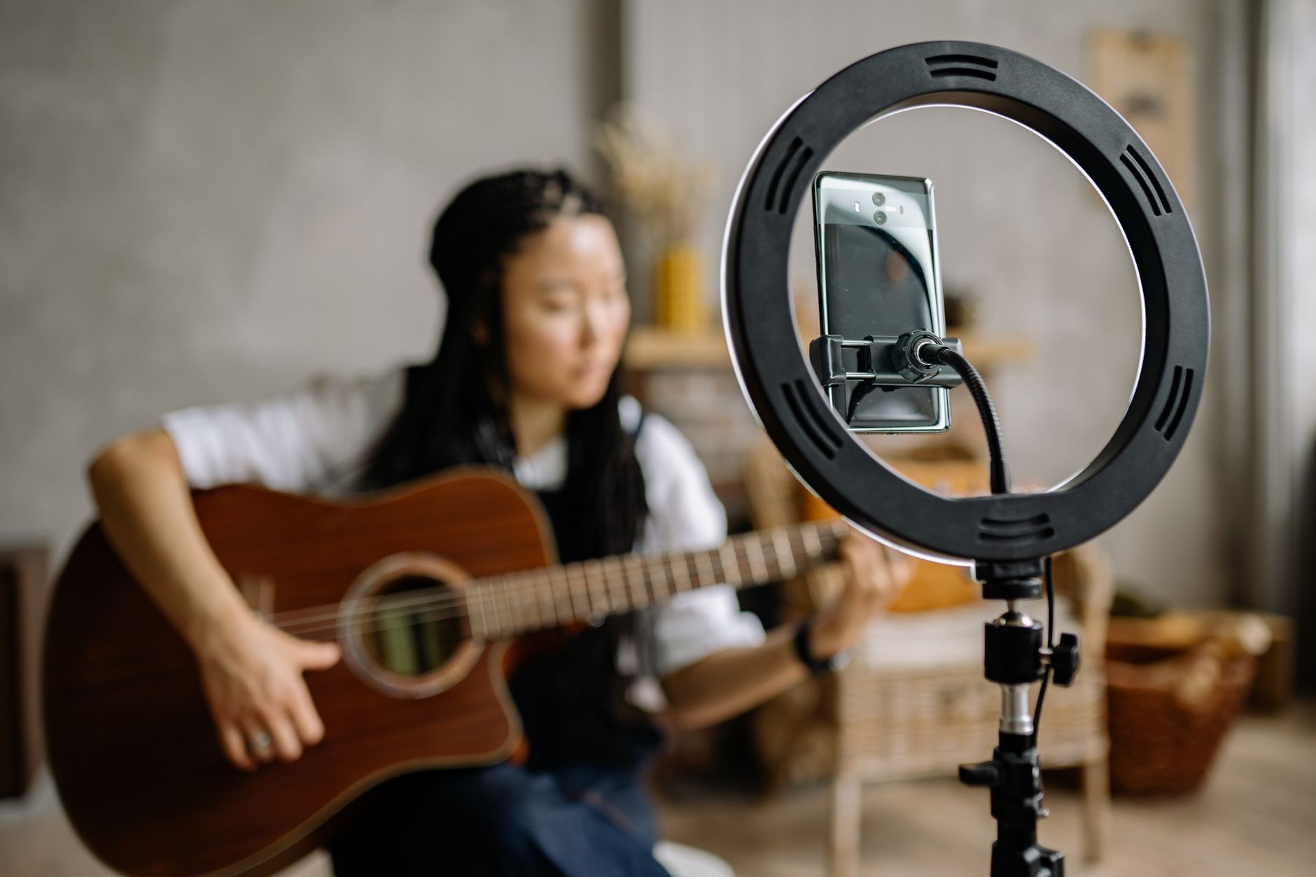 Idol Livestream Có Cần Đóng Thuế Không? Hướng Dẫn Kê Khai