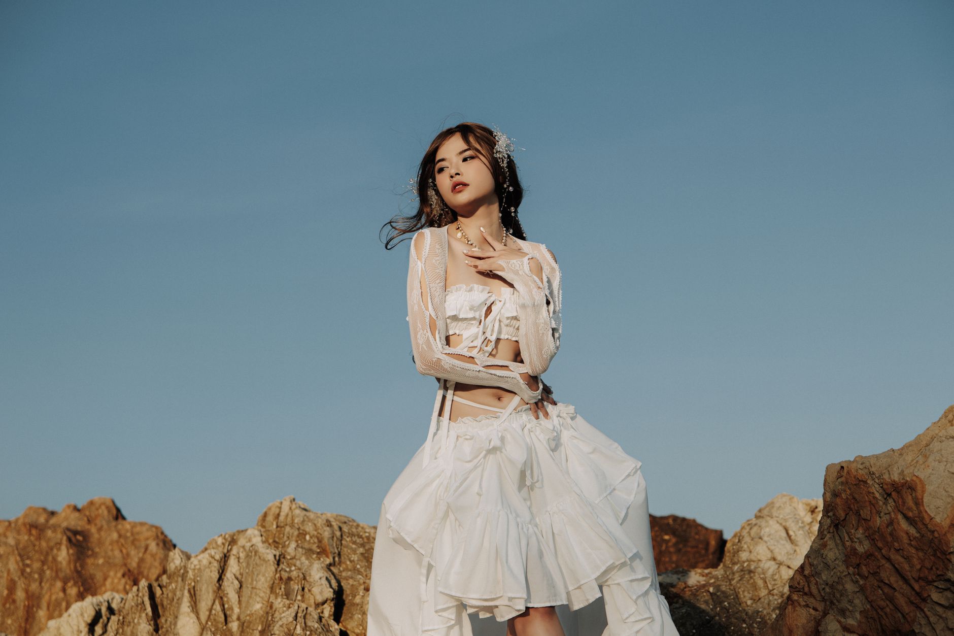Idol Có Được Mặc Đồ Nhạy Cảm Không? Giới Hạn Trang Phục